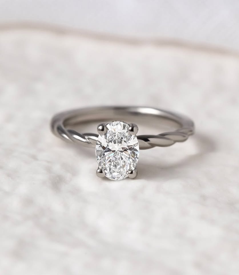 Oval cut 1 CRT Engagement Ring - Image 2