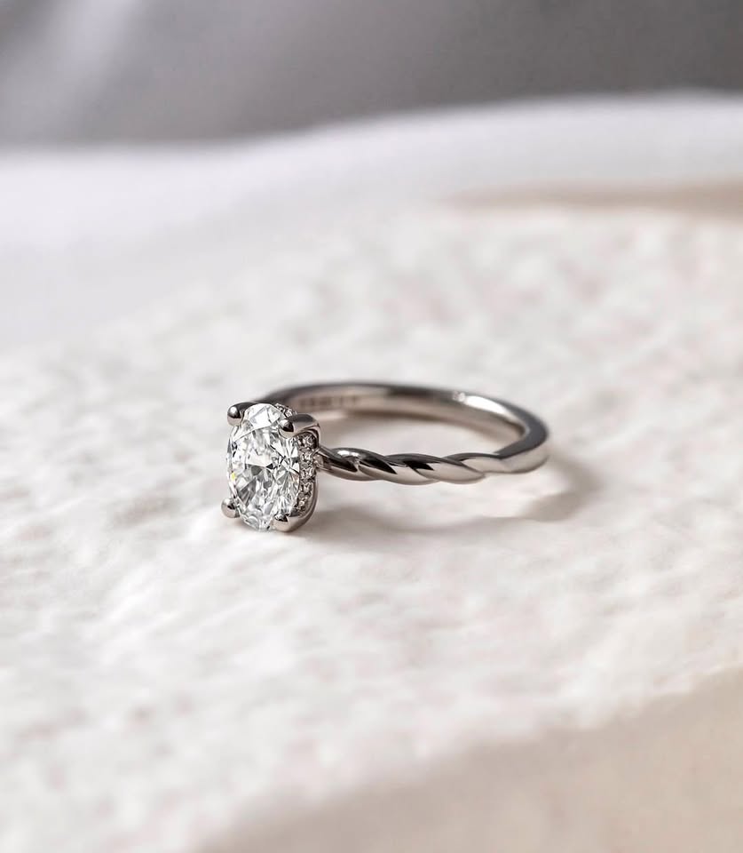 Oval cut 1 CRT Engagement Ring